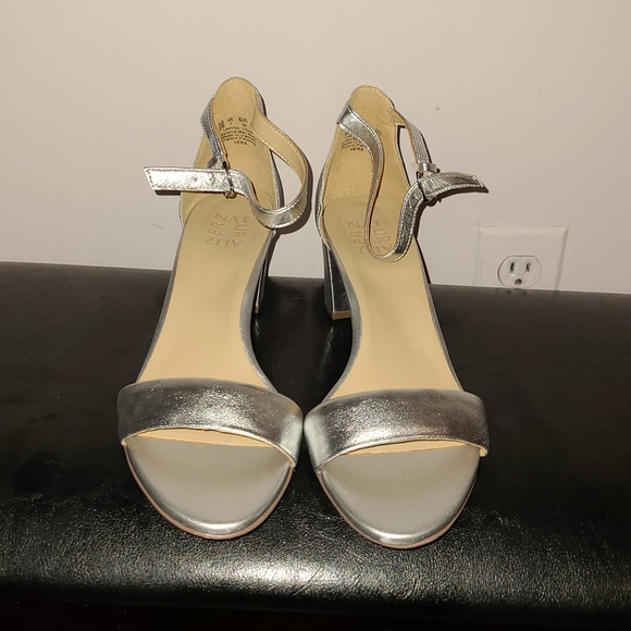 Shoes - Naturalizer silver sandal